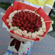 Букет «Клубника в розах XL»
