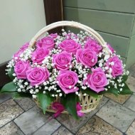 Розы Аква в корзине с гипсофилой Розы Аква в корзине с гипсофилой