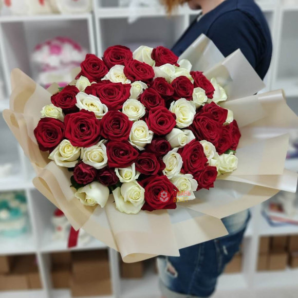 Букет из 51 красной и белой розы 60см заказать за 9 884 руб. с доставкой Букет из 51 красной и белой розы 60см заказать за 9 884 руб. с доставкой