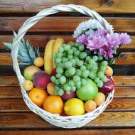 Корзина «Фрукты и хризантемы»